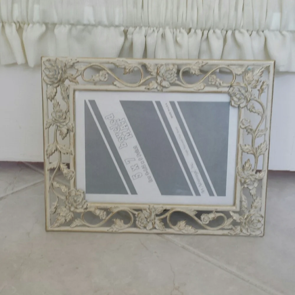 Cream colored 5×7 picture frame